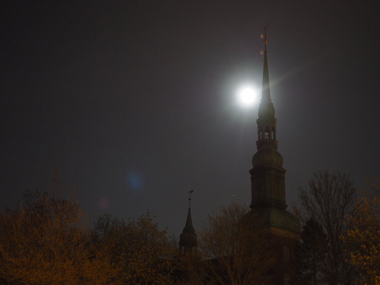 Vollmond über St.Trinitatis