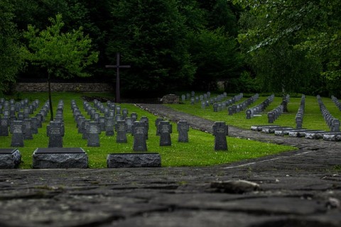 the-military-cemetery-g10fddacff_640