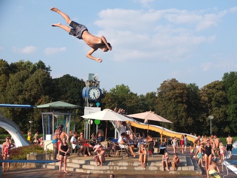 outdoor-pool-1688330_640